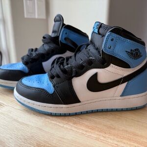 Nike Jordan 1 Retro OG High UNC Toe Size 4 Youth Tennis Shoes